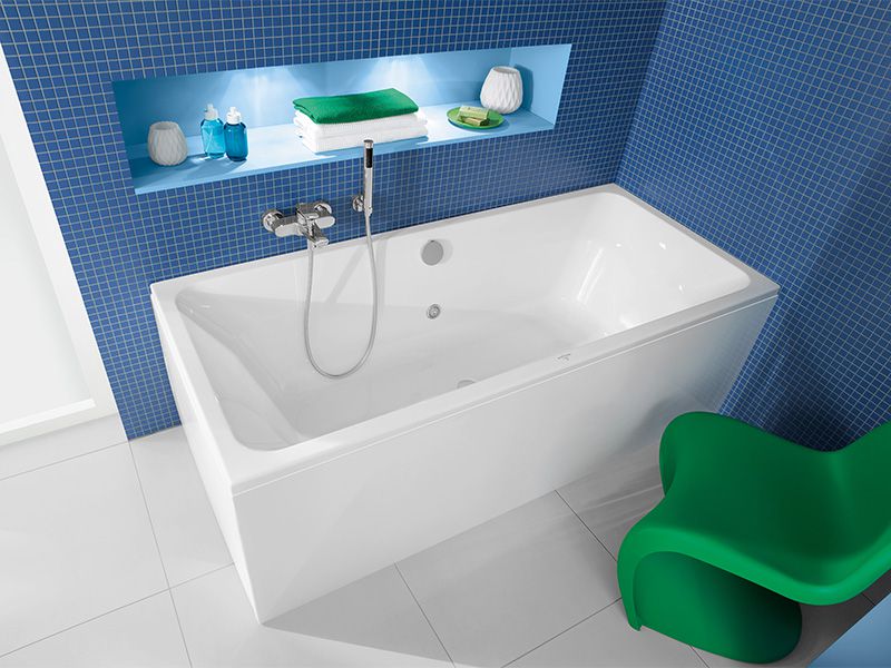 Badezimmer mit freistehender Wanne