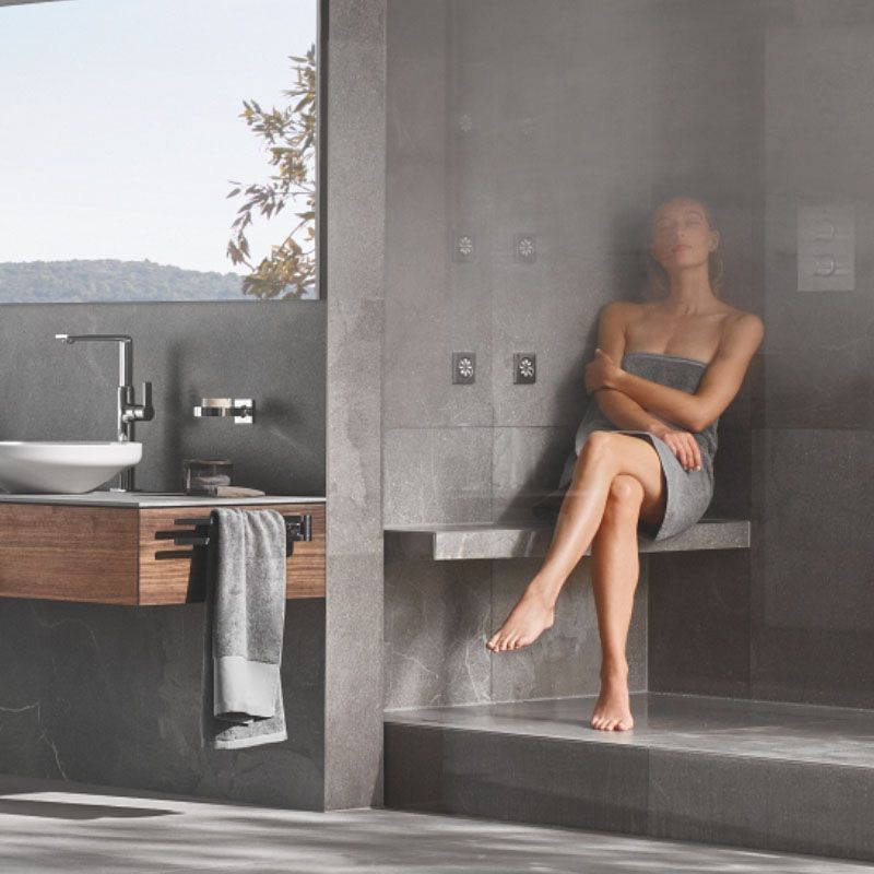 Modernes Wellness-Badezimmer mit Naturstein und Dampfdusche von Heymeier Haustechnik